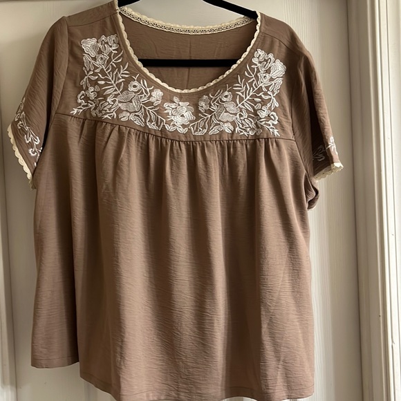 Tops - nWOT embroidered boho shirt